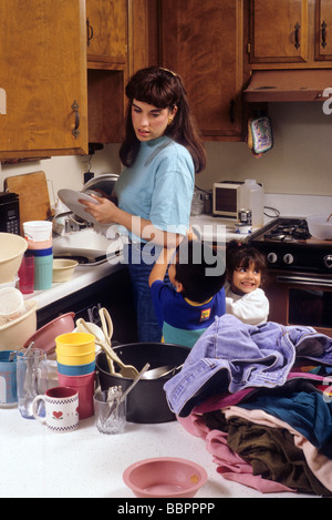 Madre mom fastidio a superlavoro kid bambino ragazzo ragazza figlia figlio di lavoro domanda chore pressione di tempo tug attenzione stanco Foto Stock