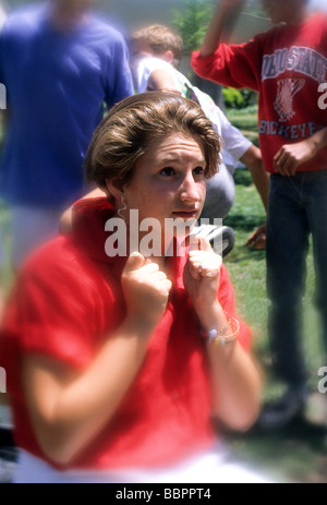 Teen girl paura paranoica da solo paura gruppo circondano feat psico Foto Stock