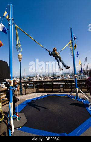 San Francisco California ragazza sul trampolino al Molo 39 Foto 14 casanf78277 foto copyright Lee Foster Foto Stock