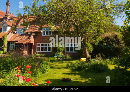 Un grazioso paese di lingua inglese cottage in primavera con giardino fiorito e una vista di una vita di paese impostazione nel Suffolk REGNO UNITO Foto Stock