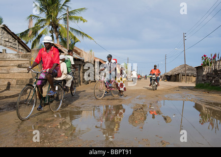 Strada con acqua piena di buche fornire terreno fertile per la Malaria mosquitoes di Quelimane Mozambico Foto Stock