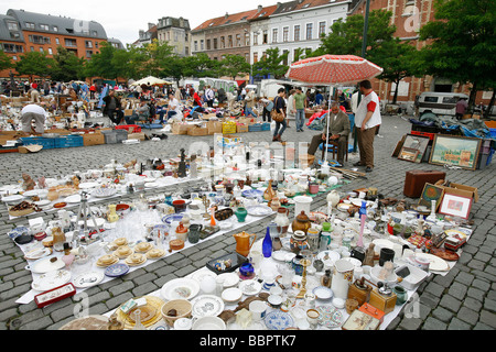 Ogni giorno il mercato delle pulci, antiquariato, bric-a-brac, Place du jeu de Balle, Les Marolles quartiere, BRUXELLES, BELGIO Foto Stock