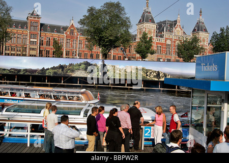 Il molo per gite in barca sui canali di fronte alla principale stazione ferroviaria, AMSTERDAM, PAESI BASSI Foto Stock