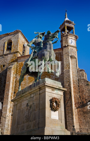 Una statua equestre del Conquistador Francisco Pizarro St Martins chiesa in Plaza Mayor piazza principale di Trujillo in Spagna Foto Stock