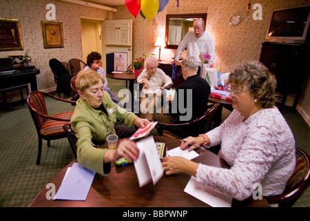 Una relativa legge cartoline di compleanno al centenario dopo il suo centesimo compleanno in una casa per anziani a Stoneham MA Foto Stock