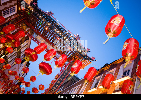 Londra Chinatown di sera, decorate con lanterne rosse, REGNO UNITO Foto Stock