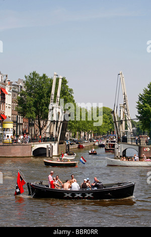 Barca con una bandiera con tre croci, emblema della città di Amsterdam Keizersgracht, Paesi Bassi, Olanda Foto Stock