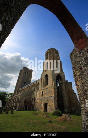 Le torri di Wymondham Abbey visto attraverso le rovine di un arco. Foto Stock