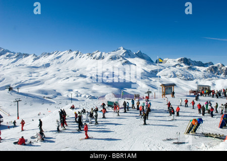 Gli sciatori e gli snowboarder su Resort Foto Stock