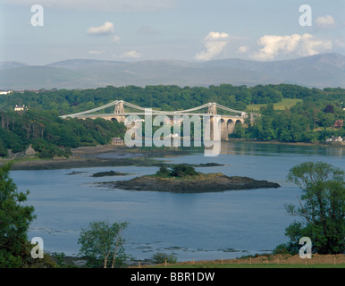 Menai Bridge oltre il Menai Strait, con montagne di Snowdonia oltre, Anglesey, Galles del Nord, Regno Unito. Foto Stock