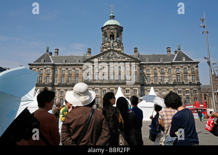 Gruppo di turisti giapponesi di fronte al Palazzo Reale, Koninklijk Paleis, piazza Dam, Amsterdam, Paesi Bassi, Olanda Foto Stock