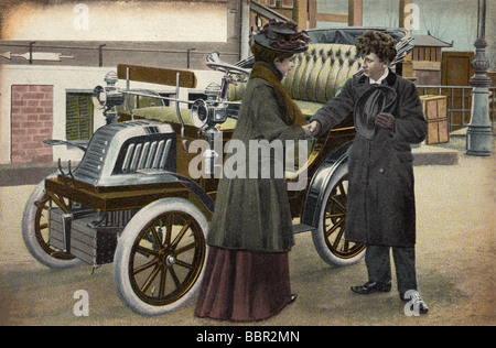 Ricca donna edoardiana accanto a una molto precoce auto auto a motore automobili (circa 1900) con autista, primi veicoli a benzina U. K. Foto Stock