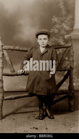 Studio Ritratto di giovane Edwardian ragazzo che indossa un tappo piatto, Grimsby, U.K.primi del novecento Foto Stock