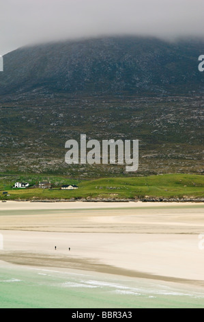 Due figure camminando sulla spiaggia Luskentire a bassa marea, Isle of Harris, Scotland, Regno Unito Foto Stock