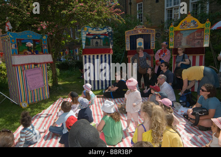 Bambini Watch Punch e Judy mostra al Covent Garden può Fayre Foto Stock