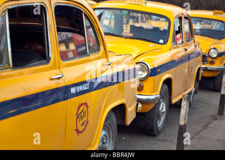 Giallo taxi alla stazione ferroviaria di Howrah, Calcutta, India Foto Stock