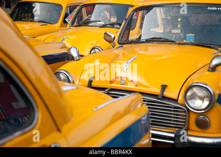 Giallo taxi alla stazione ferroviaria di Howrah, Calcutta, India Foto Stock