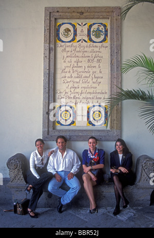 4, quattro messicani, popolo messicano, amici, Instituto Cultural Cabanas, Guadalajara, Jalisco, Messico Foto Stock