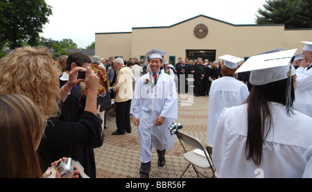 Diplomati scuola superiore di ottenere le loro foto scattata durante una cerimonia di inizio nel Connecticut USA Foto Stock