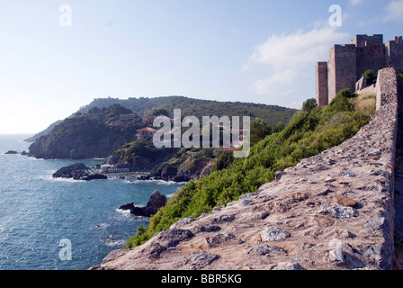 Il roccioso promontorio di Talamone sul bordo meridionale del Parco Regionale della Maremma e di fronte Argentario Foto Stock