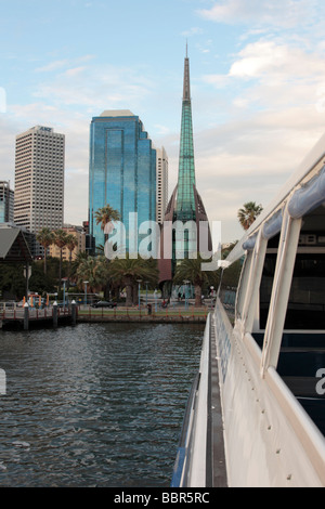 Il Cigno torre campanaria e altri edifici alti visto da un battello fluviale sul fiume Swan in Perth Western Australia Foto Stock