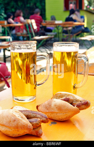 WURST, salsicce e birra in un Biergarten, Tiergarten di Berlino, Germania Foto Stock