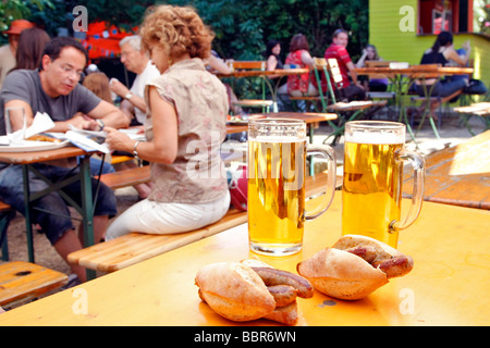 WURST, salsicce e birra in un Biergarten, Tiergarten di Berlino, Germania Foto Stock