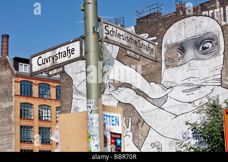 GRAFFITI sulle pareti nel quartiere Kreuzberg, Friedrichshain di Berlino, Germania Foto Stock