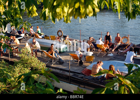 Barca cafe, bar sulla Sprea vicino al sito della East Side Gallery di Berlino, Germania Foto Stock