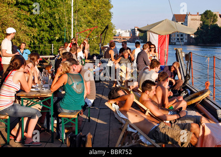 Barca cafe, bar sulla Sprea vicino al sito della East Side Gallery di Berlino, Germania Foto Stock