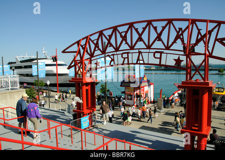 Il Navy Pier sul Lago Michigan Chicago Illinois USA i turisti in attesa lakeside per giro in motoscafo Foto Stock