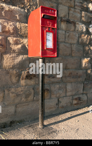 Rosso "Royal Mail' Postbox su un polo nera Foto Stock