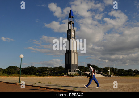 Un pedone passa accanto alla torre commemorativa dei Rifles africani del re per commemorare la prima e la seconda guerra mondiale a Lilongwe, capitale dell'Africa Centrale del Malawi Foto Stock