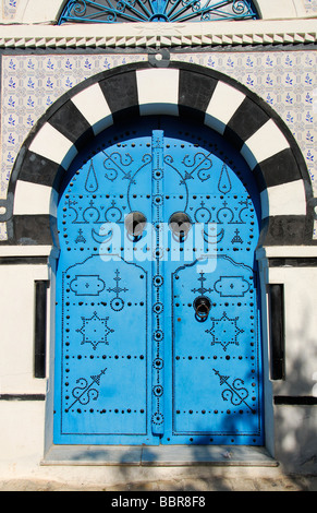 Tunisi, Tunisia. Porta su una casa in Sidi Bou Said al di fuori di Tunisi. 2009. Foto Stock