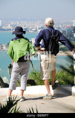 SIDI BOU SAID, Tunisia. Un giovane affacciato sulla costa tunisina e Golfo di Tunisi verso la città 2009. Foto Stock
