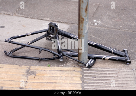 Il telaio di una bicicletta è bloccato ad un lampione. Foto Stock