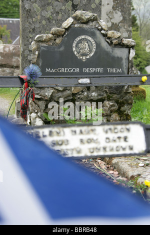 Villaggio di Balquhidder, Scozia. La pietra tombale del famoso eroe folk e fuorilegge Rob Roy MacGregor. Foto Stock