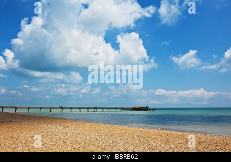 La spiaggia di ciottoli e pier a trattare nel Kent. Foto Stock