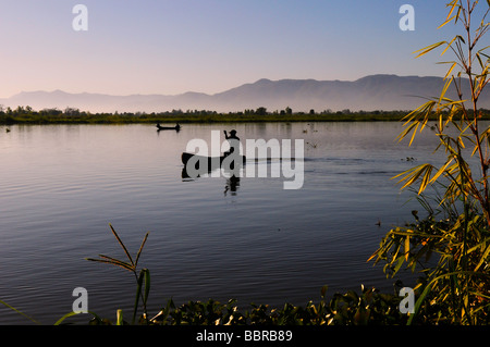 Pescatori in barca sul fiume Shire. Africa Foto Stock