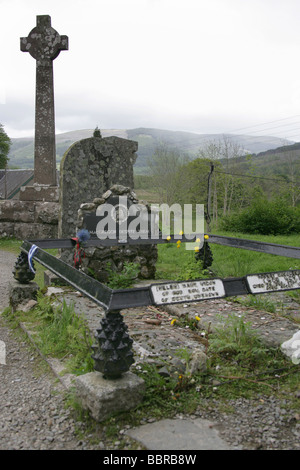 Villaggio di Balquhidder, Scozia. La pietra tombale del famoso eroe folk e fuorilegge Rob Roy MacGregor. Foto Stock