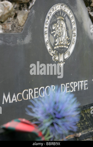 Villaggio di Balquhidder, Scozia. La pietra tombale del famoso eroe folk e fuorilegge Rob Roy MacGregor. Foto Stock