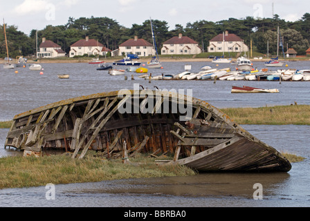 Vecchio decadimento in legno barca a vela sulle rive del fiume Deben Foto Stock