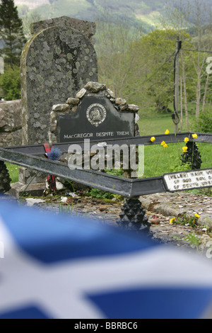 Villaggio di Balquhidder, Scozia. La pietra tombale del famoso eroe folk e fuorilegge Rob Roy MacGregor. Foto Stock