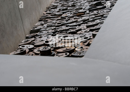 Installazione di facce con bocche aperte tagliato dal round piastre di ferro da Menashe Kadihman intitolato caduto foglie dentro il Judisches il Museo Ebraico di Berlino Foto Stock
