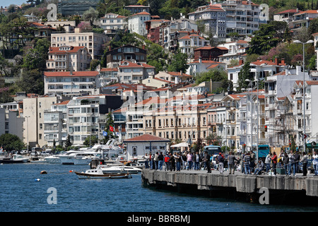 Sobborgo Bebek con ville presso il Bosforo, molti pescatori sul lungomare, Istanbul, Turchia Foto Stock