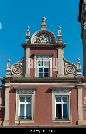 La facciata della Altpoertel Cafe accanto al Altpoertel, la porta Vecchia, ex porta occidentale della città di Speyer, uno dei più grandi