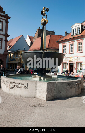 War Memorial, San Giorgio fontana con la statua di San Giorgio il drago cacciatrice, Speyer, Renania-Palatinato, Germania, Europa Foto Stock