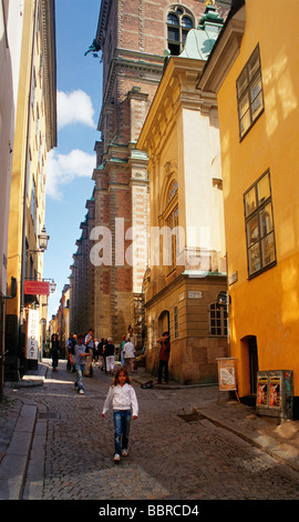 Scenario di strada a Gamla Stan (la Città Vecchia) di Stoccolma, Svezia. In background è la Chiesa tedesca (Tyska kyrkan). Foto Stock