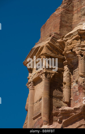 Scogliera di roccia tagliata monumento chiamato il corinzio tomba nella antica Nabatean città di Petra in Giordania Foto Stock