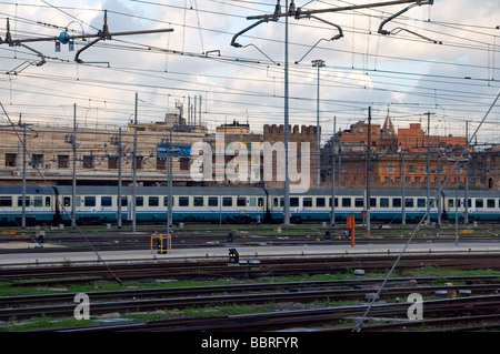 Stazione In esecuzione attraverso il sobborgo di Roma Italia Foto Stock